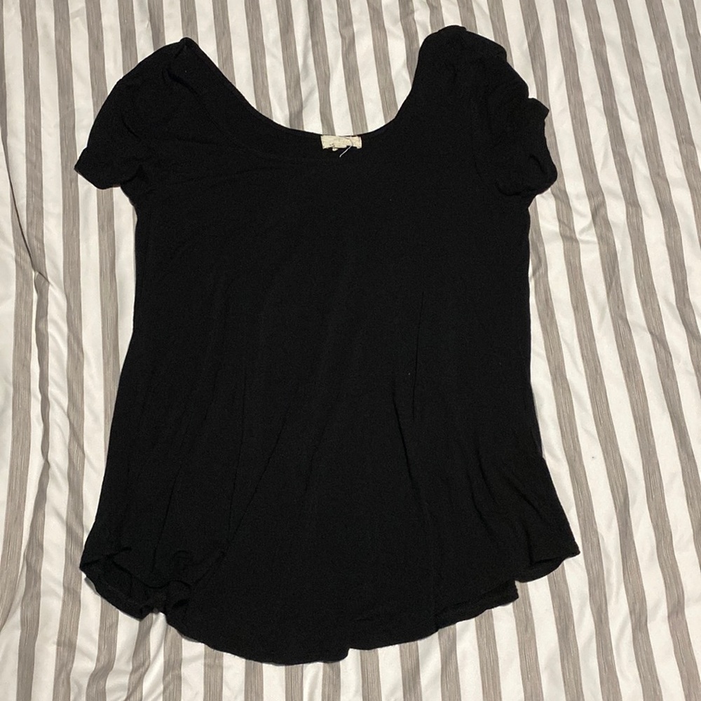 🌸 scoop neck and scoop back black stretchy tshirt!